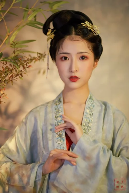 别再画欧美妆了，太显老！最贴合我们五官底子的，还是中式妆！(适合画欧美妆的脸型)